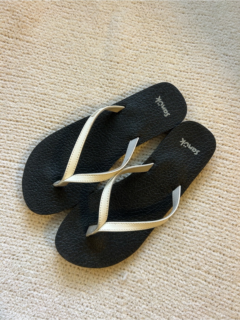 Sanuk Women’s Black & White Flips Flop Sandals 🩴 Size 8